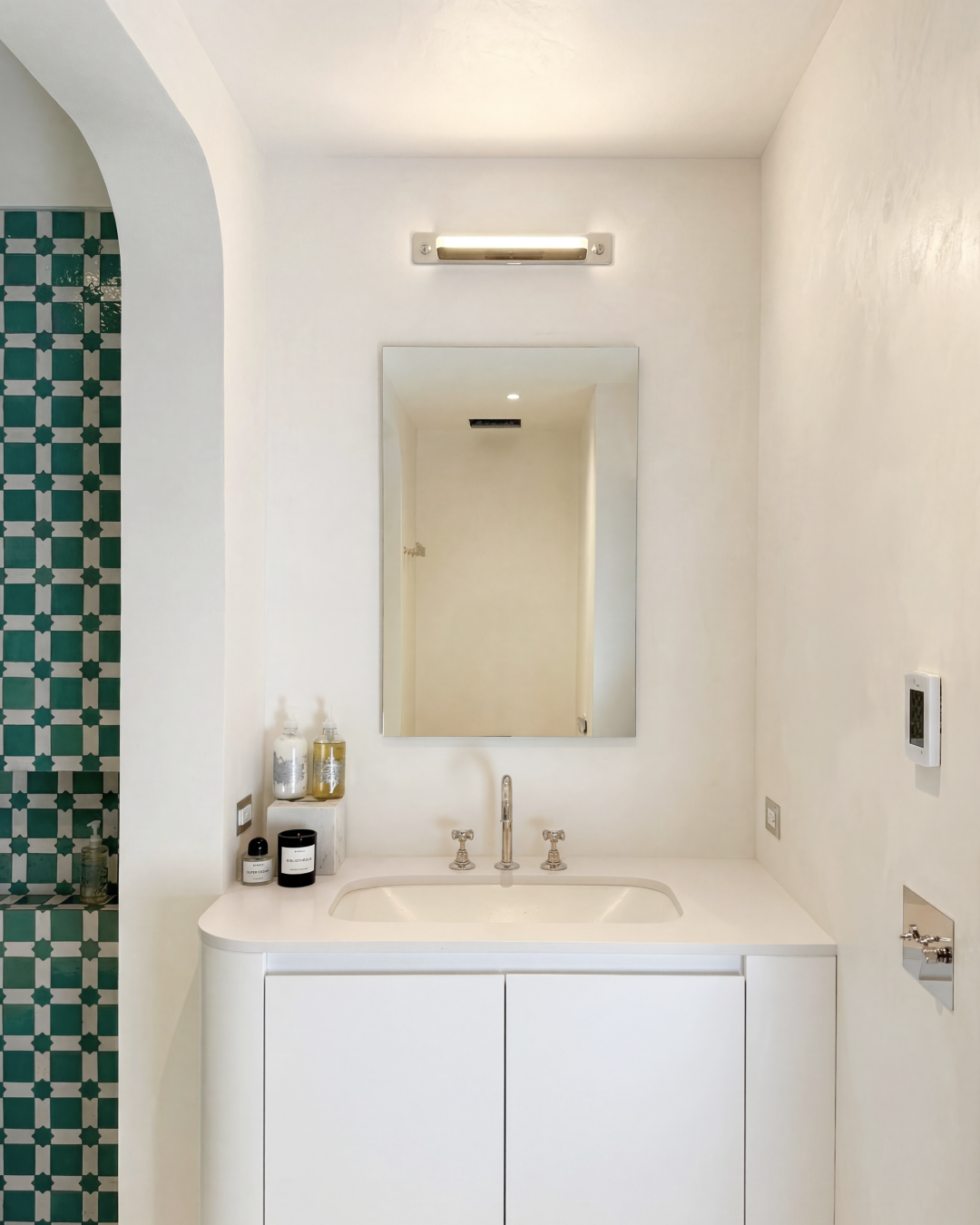 White Tadelakt bathroom detail