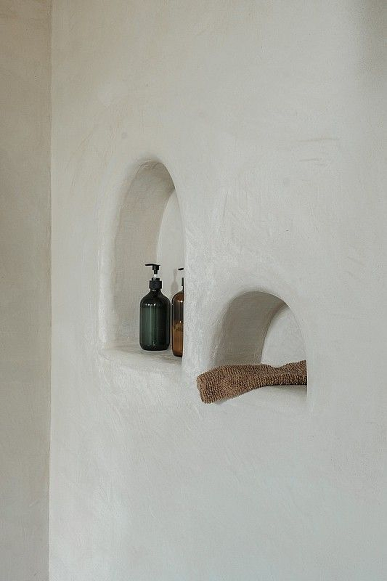 Tadelakt surface with natural light reflection