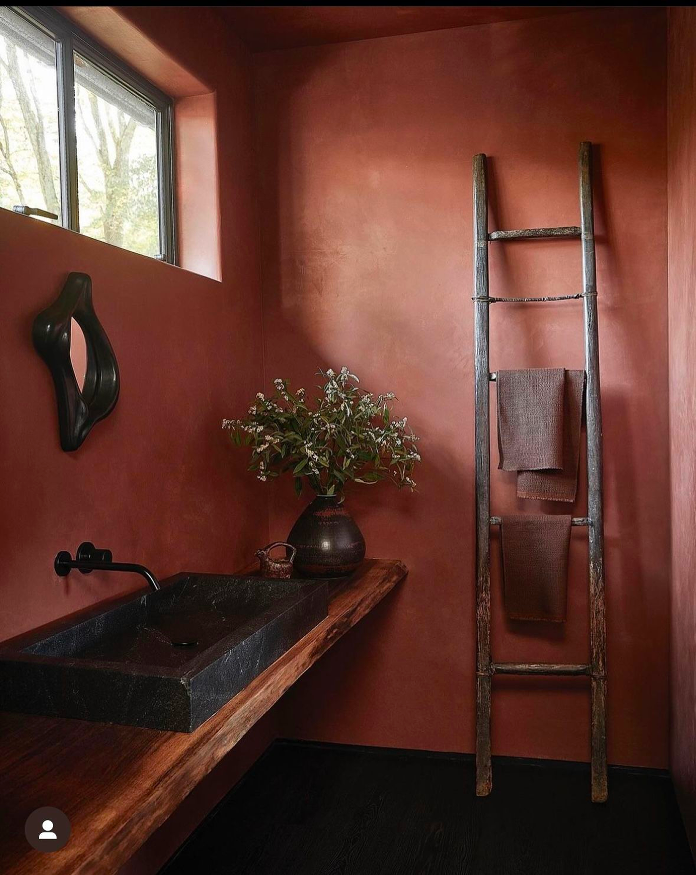 Sculpted Tadelakt vanity with integrated basin