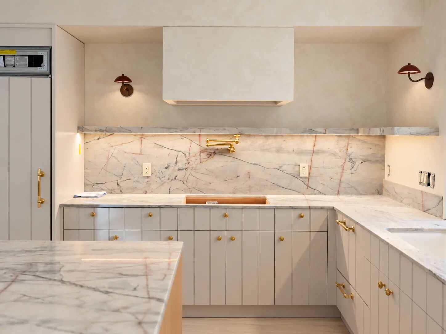 Limewash walls above a marble kitchen, Hamptons residence